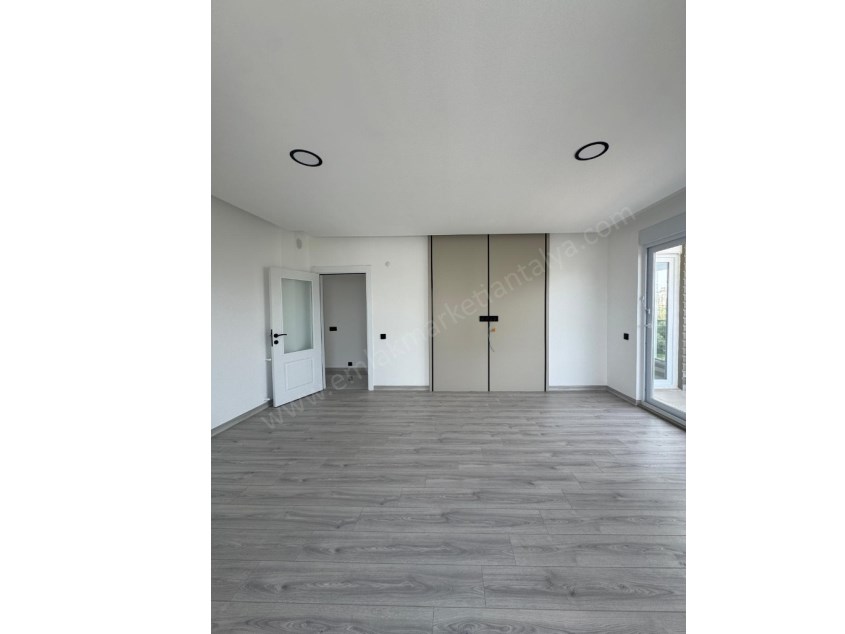 AYANOĞLUNDA SİTE İÇİ ÇİFT BALKONLU ARAKAT 3+1