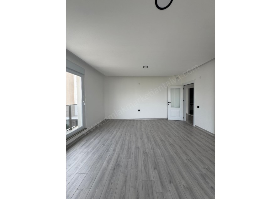 AYANOĞLUNDA SİTE İÇİ ÇİFT BALKONLU ARAKAT 3+1