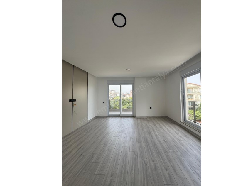 AYANOĞLUNDA SİTE İÇİ ÇİFT BALKONLU ARAKAT 3+1