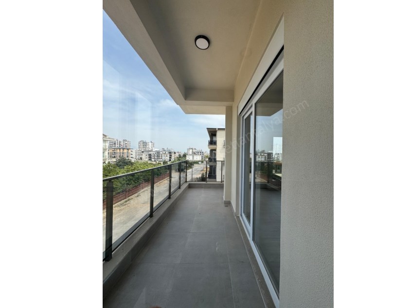 AYANOĞLUNDA SİTE İÇİ ÇİFT BALKONLU ARAKAT 3+1