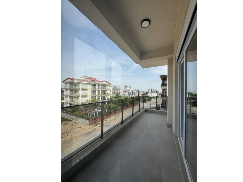 AYANOĞLUNDA SİTE İÇİ ÇİFT BALKONLU ARAKAT 3+1