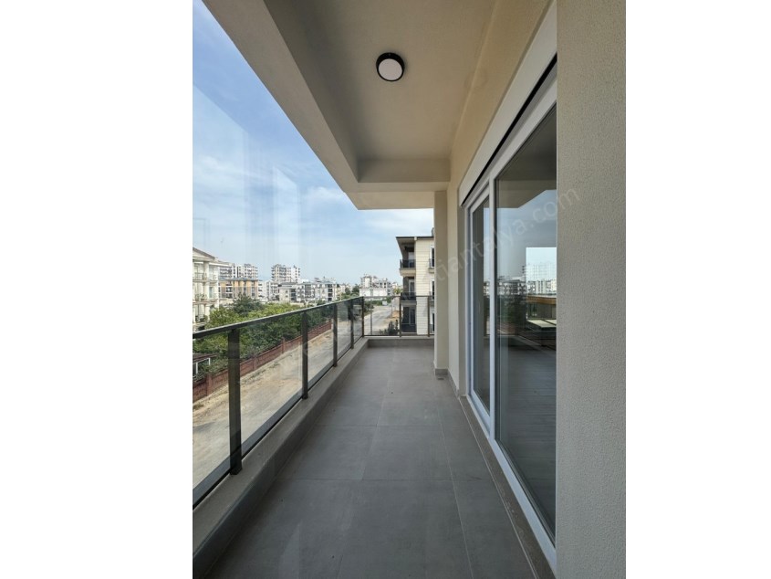 AYANOĞLUNDA SİTE İÇİ ÇİFT BALKONLU ARAKAT 3+1