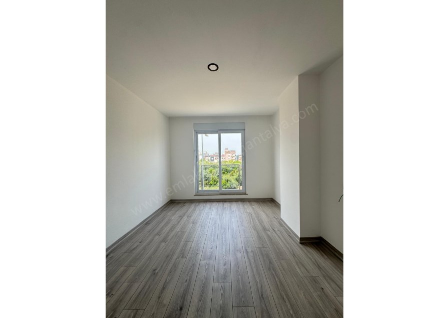 AYANOĞLUNDA SİTE İÇİ ÇİFT BALKONLU ARAKAT 3+1