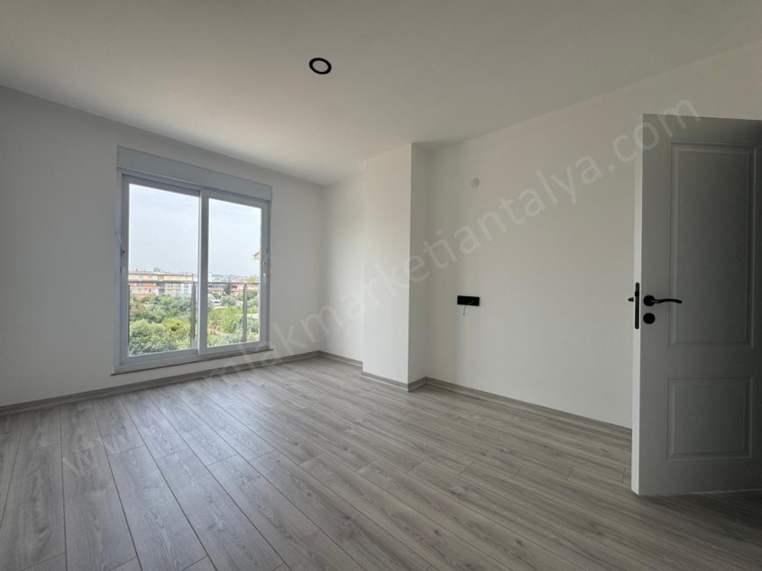 AYANOĞLUNDA SİTE İÇİ ÇİFT BALKONLU ARAKAT 3+1