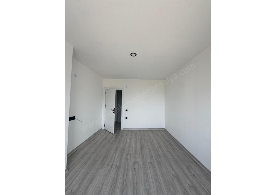 AYANOĞLUNDA SİTE İÇİ ÇİFT BALKONLU ARAKAT 3+1