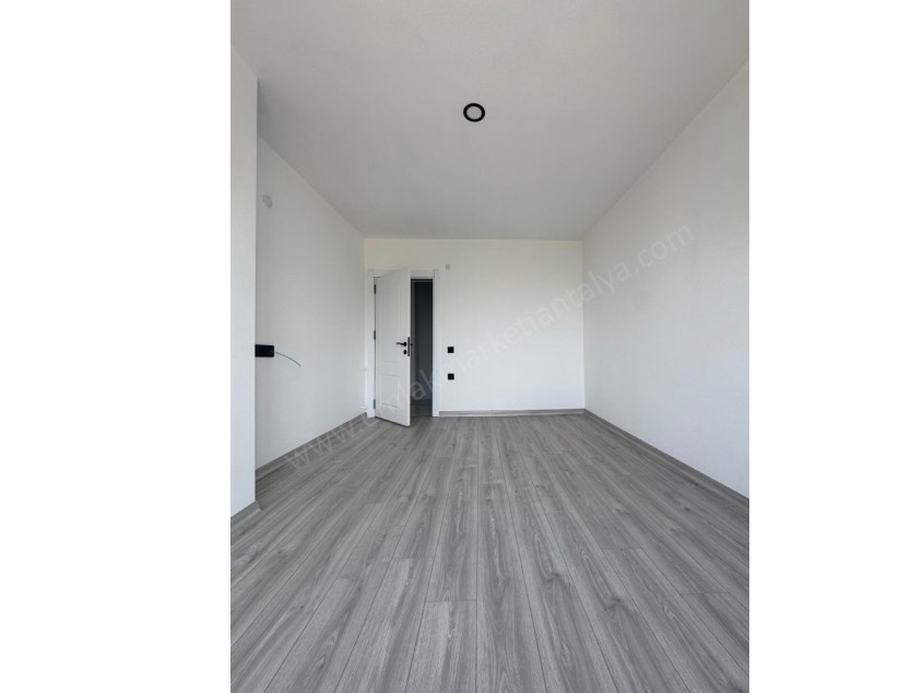 AYANOĞLUNDA SİTE İÇİ ÇİFT BALKONLU ARAKAT 3+1