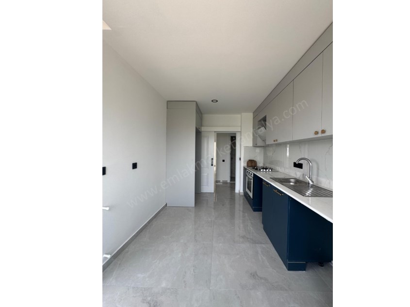 AYANOĞLUNDA SİTE İÇİ ÇİFT BALKONLU ARAKAT 3+1