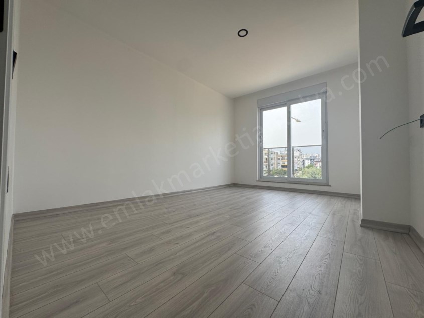 AYANOĞLUNDA SİTE İÇİ ÇİFT BALKONLU ARAKAT 3+1