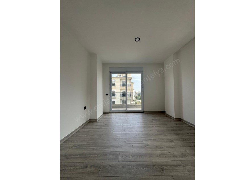 AYANOĞLUNDA SİTE İÇİ ÇİFT BALKONLU ARAKAT 3+1