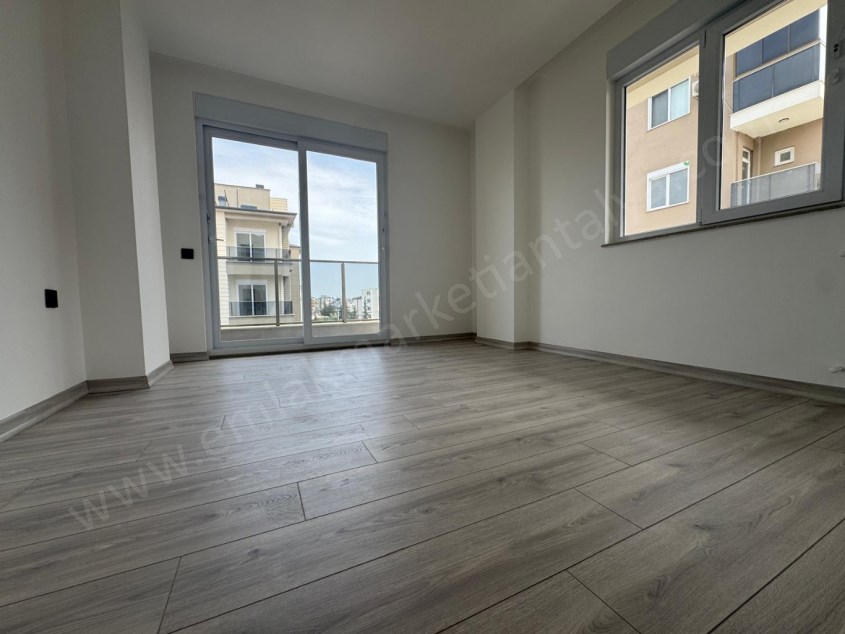 AYANOĞLUNDA SİTE İÇİ ÇİFT BALKONLU ARAKAT 3+1