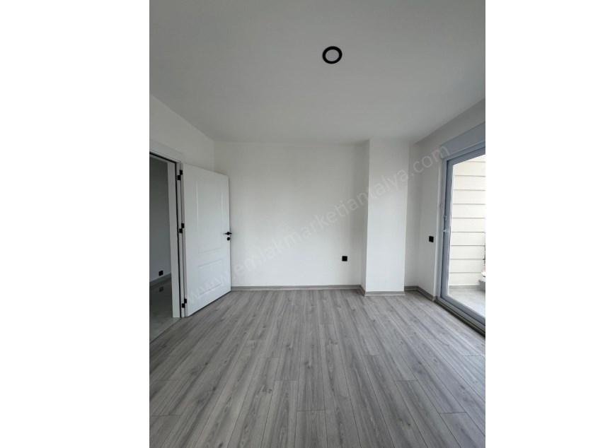 AYANOĞLUNDA SİTE İÇİ ÇİFT BALKONLU ARAKAT 3+1