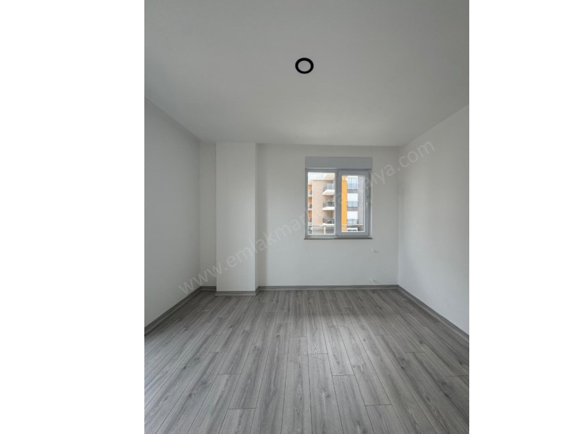 AYANOĞLUNDA SİTE İÇİ ÇİFT BALKONLU ARAKAT 3+1