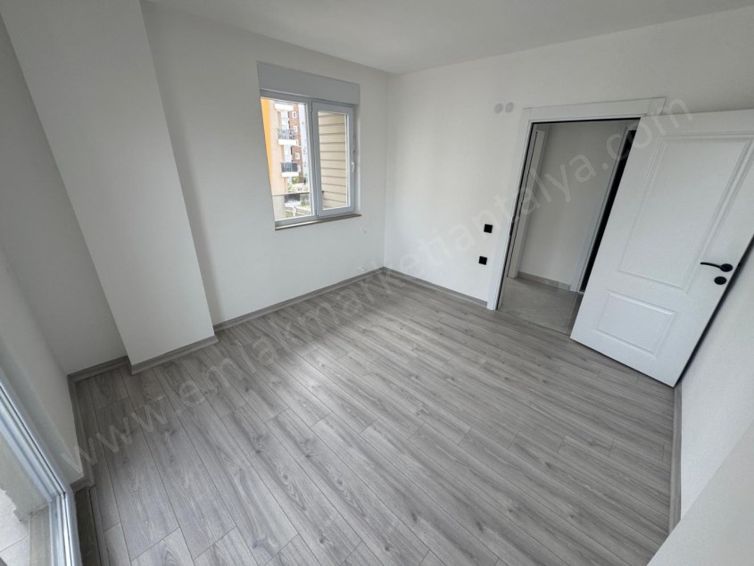 AYANOĞLUNDA SİTE İÇİ ÇİFT BALKONLU ARAKAT 3+1