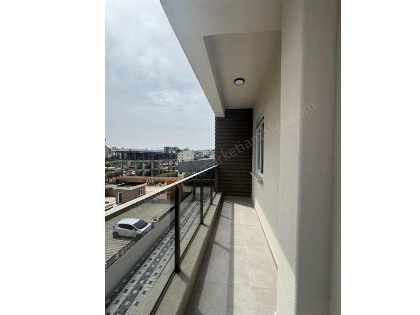 AYANOĞLUNDA SİTE İÇİ ÇİFT BALKONLU ARAKAT 3+1