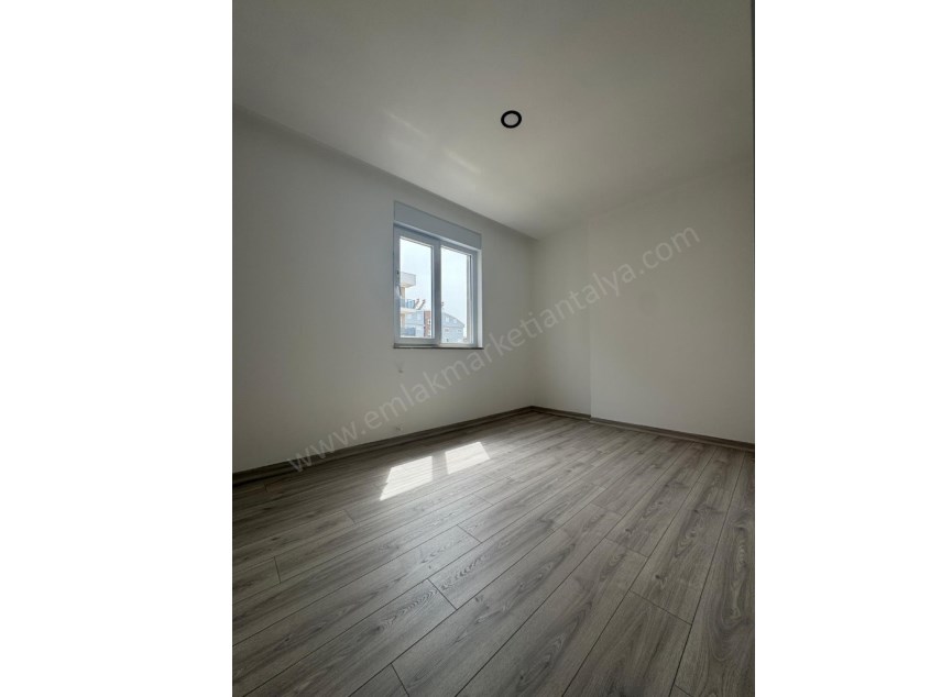 AYANOĞLUNDA SİTE İÇİ ÇİFT BALKONLU ARAKAT 3+1