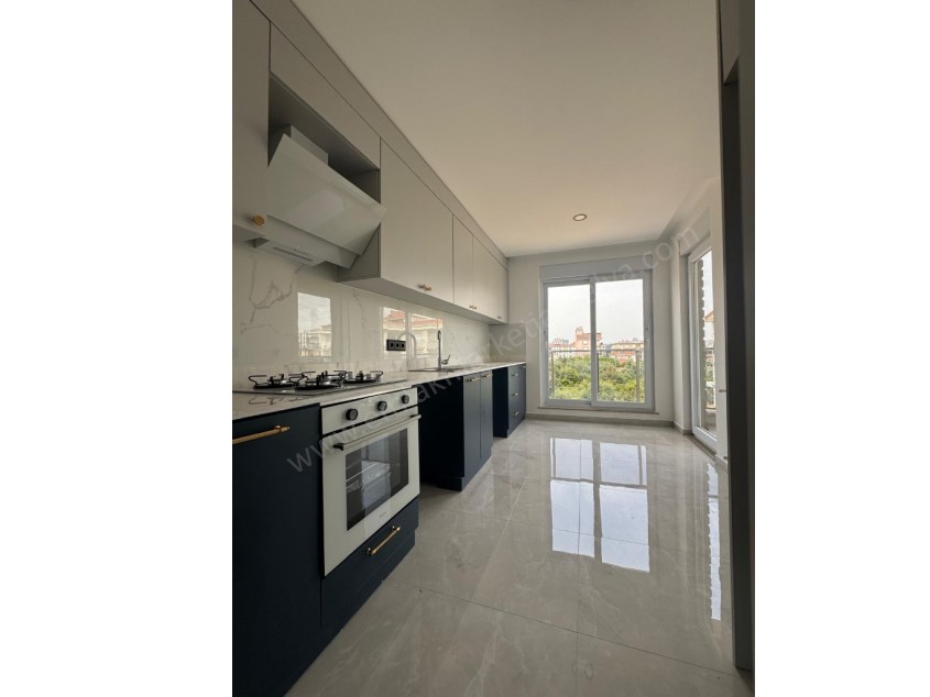 AYANOĞLUNDA SİTE İÇİ ÇİFT BALKONLU ARAKAT 3+1