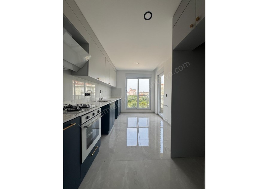 AYANOĞLUNDA SİTE İÇİ ÇİFT BALKONLU ARAKAT 3+1