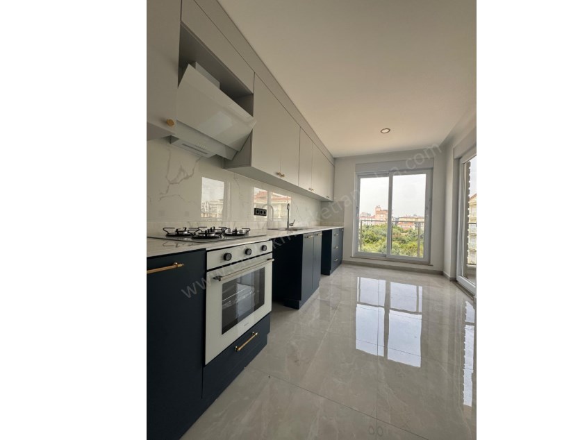 AYANOĞLUNDA SİTE İÇİ ÇİFT BALKONLU ARAKAT 3+1