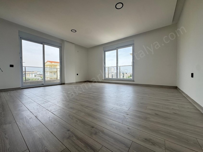 AYANOĞLUNDA SİTE İÇİ ÇİFT BALKONLU ARAKAT 3+1