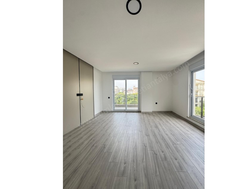 AYANOĞLUNDA SİTE İÇİ ÇİFT BALKONLU ARAKAT 3+1