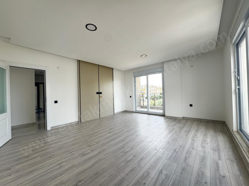 AYANOĞLUNDA SİTE İÇİ ÇİFT BALKONLU ARAKAT 3+1