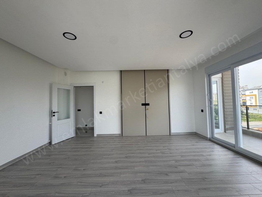 AYANOĞLUNDA SİTE İÇİ ÇİFT BALKONLU ARAKAT 3+1