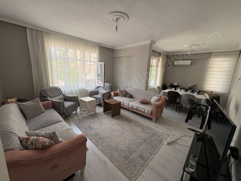 ZAMBAK CADDESİNDE ARAKAT , DOĞALGAZLI , İÇİ YENİLENMİŞ 3+1