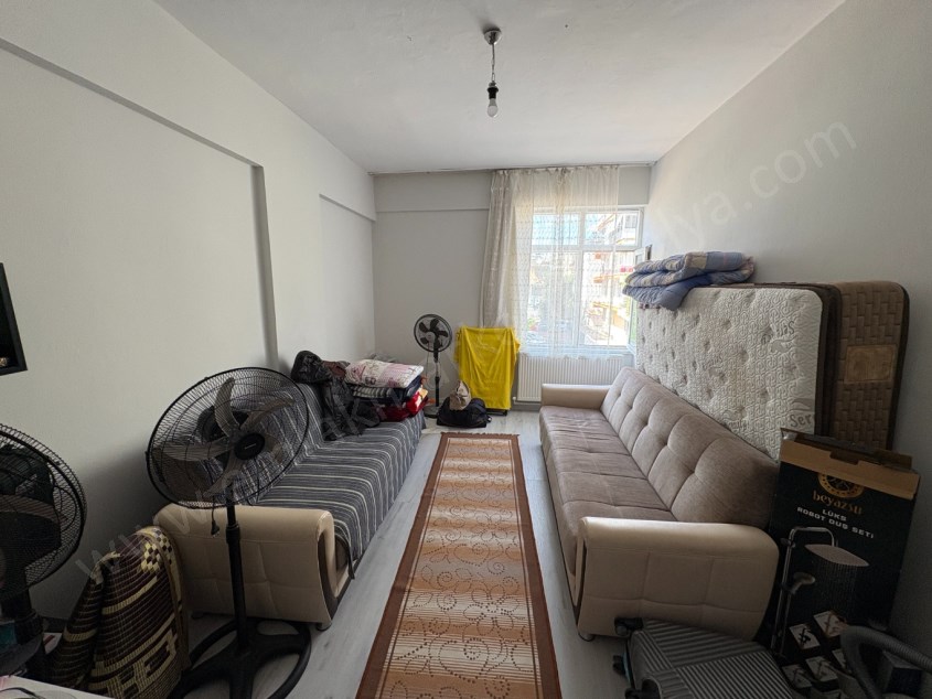 ZAMBAK CADDESİNDE ARAKAT , DOĞALGAZLI , İÇİ YENİLENMİŞ 3+1