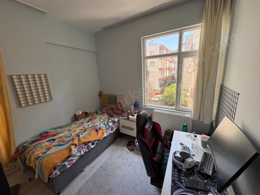 ZAMBAK CADDESİNDE ARAKAT , DOĞALGAZLI , İÇİ YENİLENMİŞ 3+1