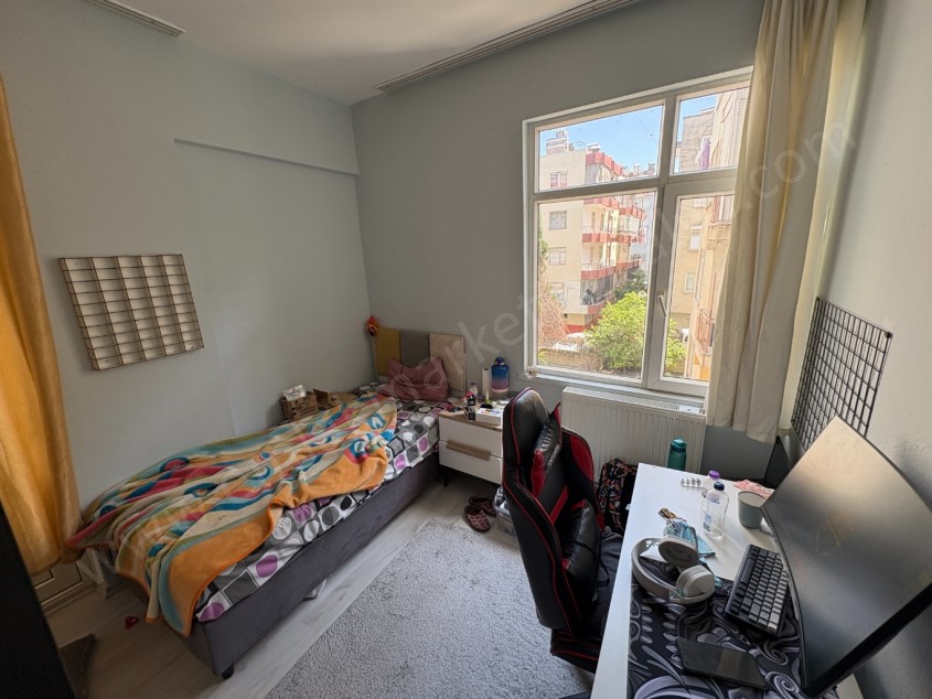 ZAMBAK CADDESİNDE ARAKAT , DOĞALGAZLI , İÇİ YENİLENMİŞ 3+1