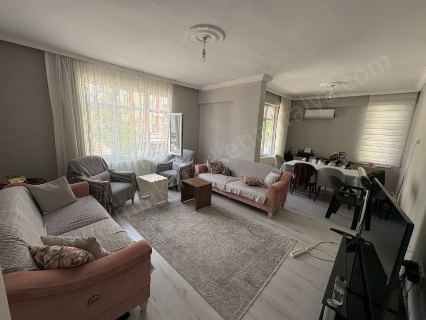 ZAMBAK CADDESİNDE ARAKAT , DOĞALGAZLI , İÇİ YENİLENMİŞ 3+1