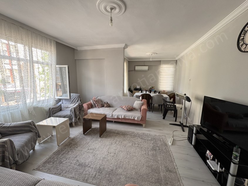 ZAMBAK CADDESİNDE ARAKAT , DOĞALGAZLI , İÇİ YENİLENMİŞ 3+1