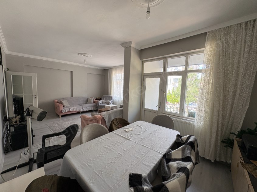 ZAMBAK CADDESİNDE ARAKAT , DOĞALGAZLI , İÇİ YENİLENMİŞ 3+1