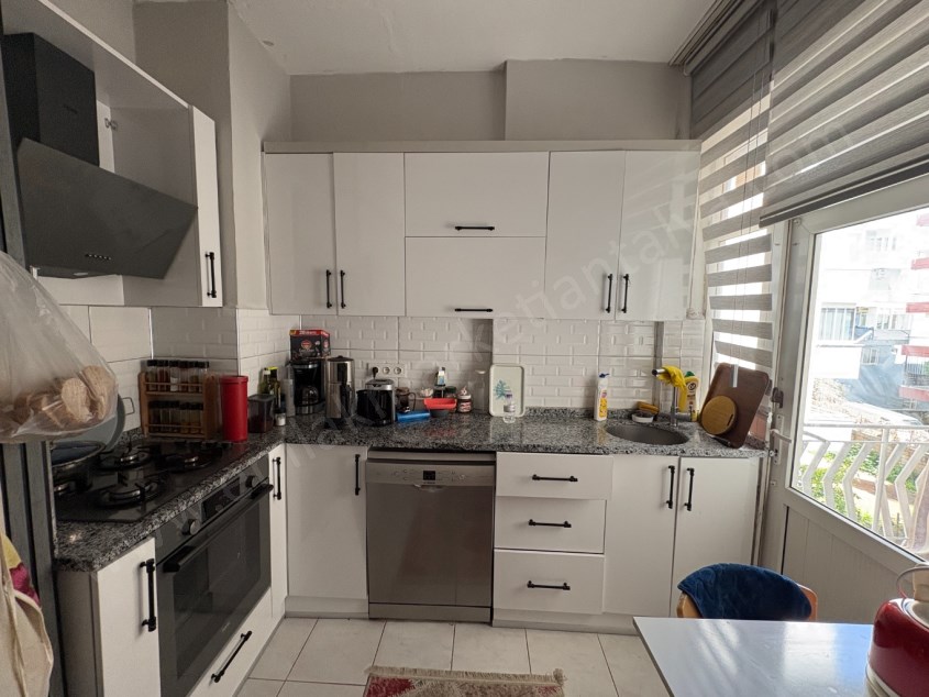 ZAMBAK CADDESİNDE ARAKAT , DOĞALGAZLI , İÇİ YENİLENMİŞ 3+1