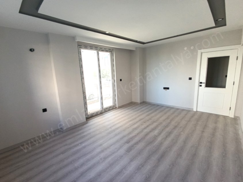 TRAMVAYA YAKIN, HAVUZLU GENİŞLETİLMİŞ YÜKSEK GİRİŞ 2+1 SATILIK DAİRE