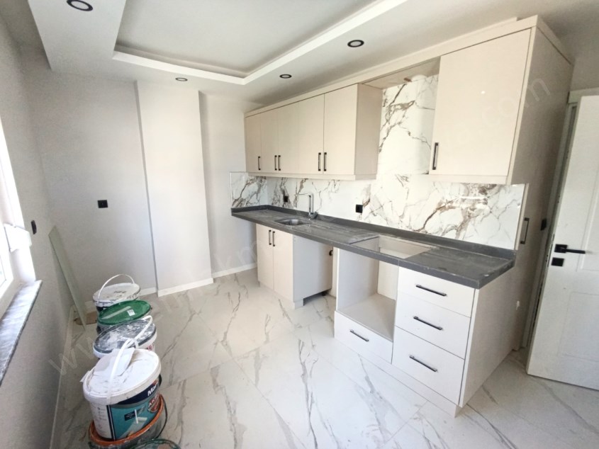 TRAMVAYA YAKIN, HAVUZLU GENİŞLETİLMİŞ YÜKSEK GİRİŞ 2+1 SATILIK DAİRE