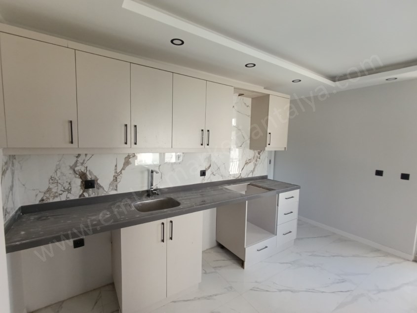 TRAMVAYA YAKIN, HAVUZLU GENİŞLETİLMİŞ YÜKSEK GİRİŞ 2+1 SATILIK DAİRE