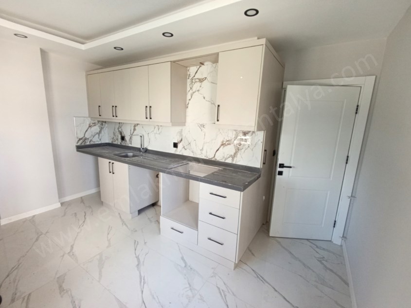 TRAMVAYA YAKIN, HAVUZLU GENİŞLETİLMİŞ YÜKSEK GİRİŞ 2+1 SATILIK DAİRE
