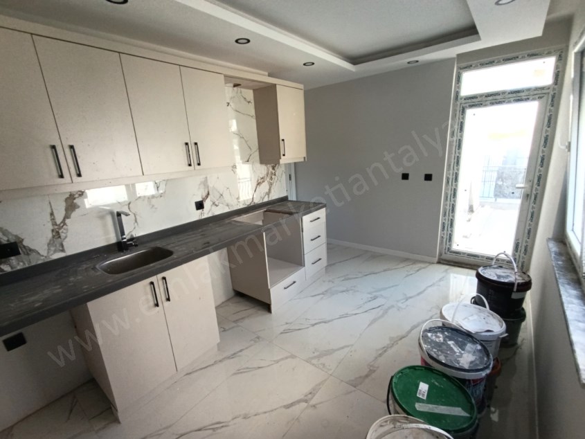 TRAMVAYA YAKIN, HAVUZLU GENİŞLETİLMİŞ YÜKSEK GİRİŞ 2+1 SATILIK DAİRE