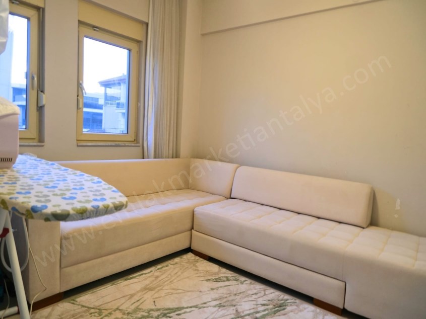 HAVUZLU SİTEDE BAHÇE KULLANIM ALANIYLA GENİŞ 3+1 VİLLA