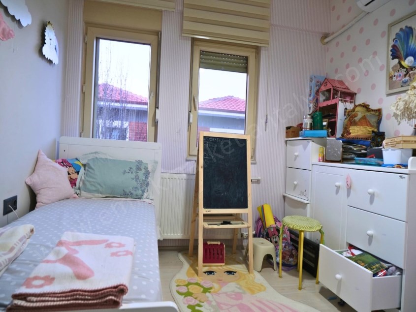 HAVUZLU SİTEDE BAHÇE KULLANIM ALANIYLA GENİŞ 3+1 VİLLA