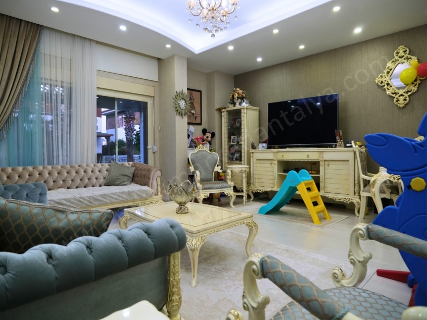 HAVUZLU SİTEDE BAHÇE KULLANIM ALANIYLA GENİŞ 3+1 VİLLA