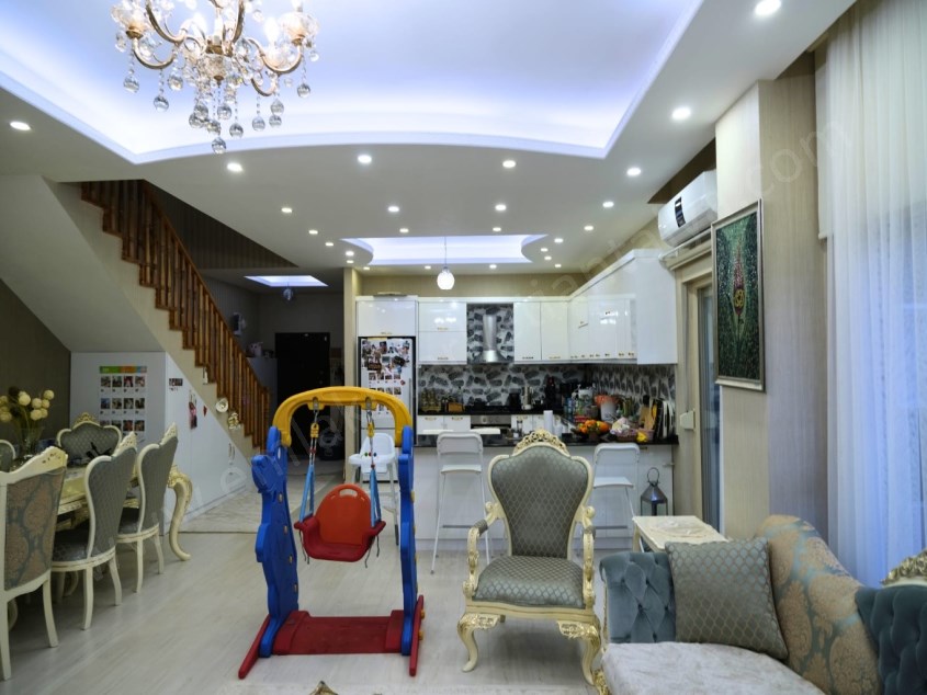 HAVUZLU SİTEDE BAHÇE KULLANIM ALANIYLA GENİŞ 3+1 VİLLA