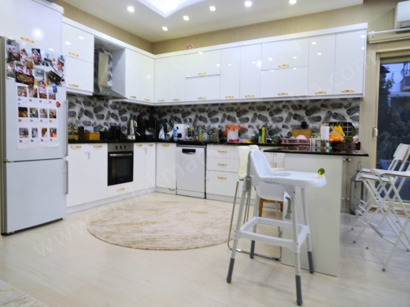HAVUZLU SİTEDE BAHÇE KULLANIM ALANIYLA GENİŞ 3+1 VİLLA