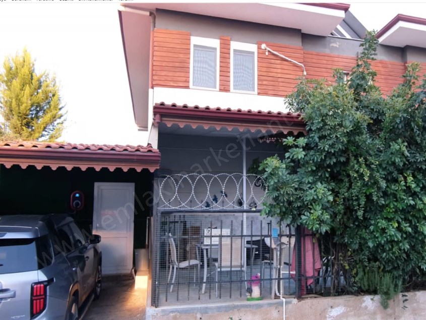 HAVUZLU SİTEDE BAHÇE KULLANIM ALANIYLA GENİŞ 3+1 VİLLA