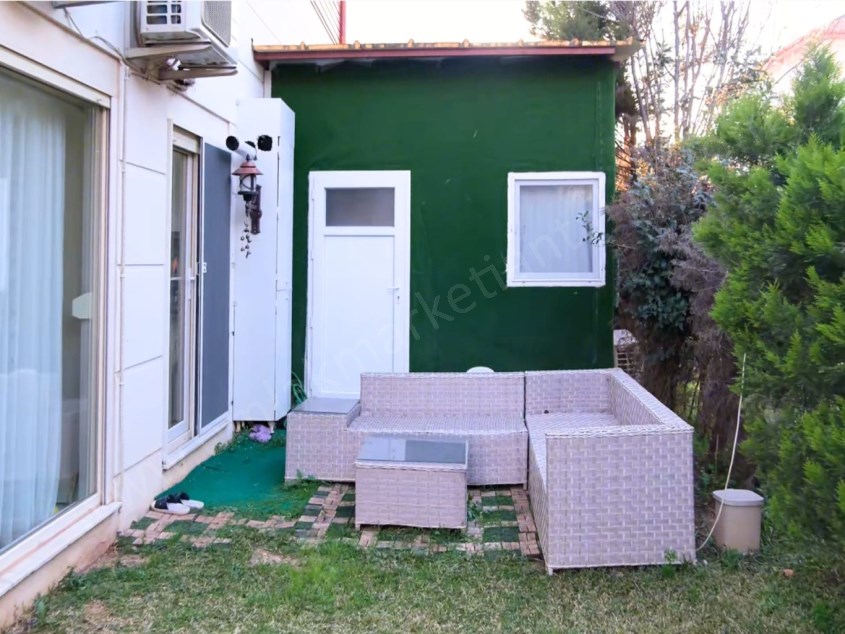 HAVUZLU SİTEDE BAHÇE KULLANIM ALANIYLA GENİŞ 3+1 VİLLA