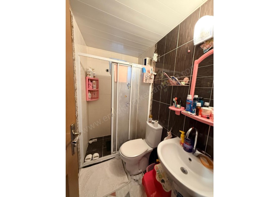 ETİLER MAHALLESİNDE DOĞALGAZ KOMBİLİ KREDİYE UYGUN BAKIMLI DAİRE