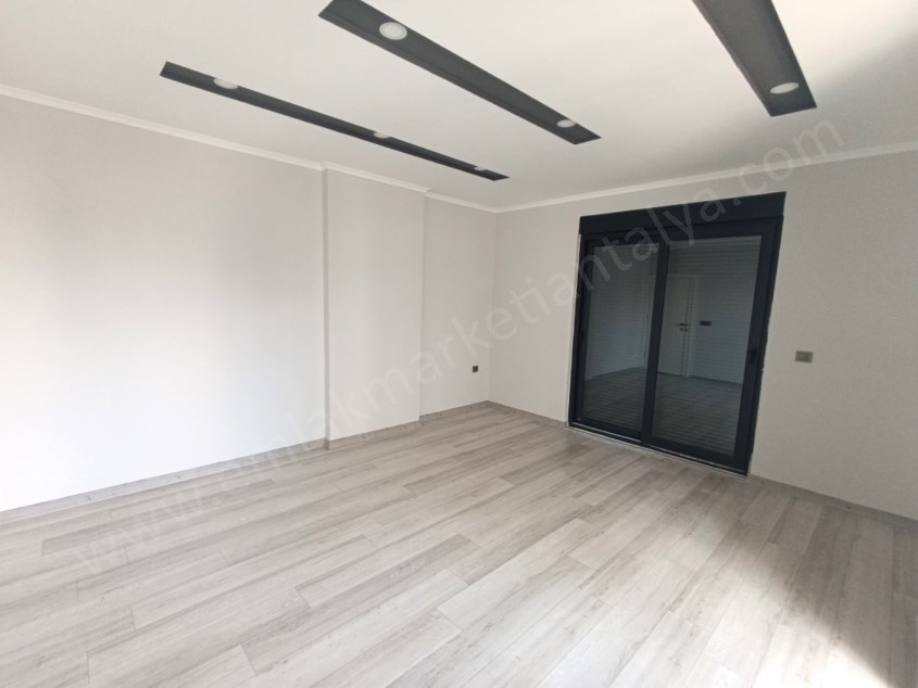 HAVUZLU SİTEDE, SIFIR, TRAMVAYA YAKIN SATILIK DAİRE
