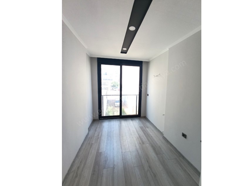 HAVUZLU SİTEDE, SIFIR, TRAMVAYA YAKIN SATILIK DAİRE
