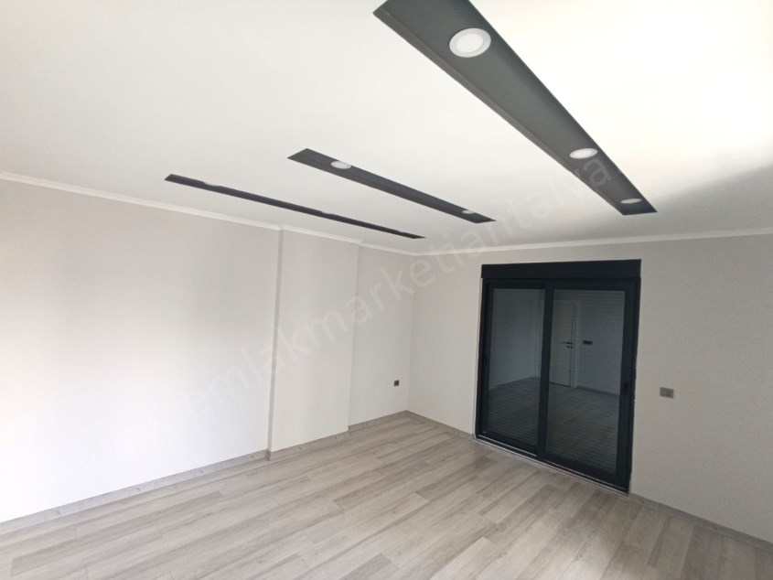 HAVUZLU SİTEDE, SIFIR, TRAMVAYA YAKIN SATILIK DAİRE